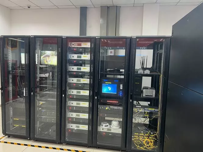 Како слаба струја кабинета побољшава интеграцију система?